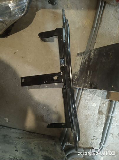 625044050r суппорт радиатора duster