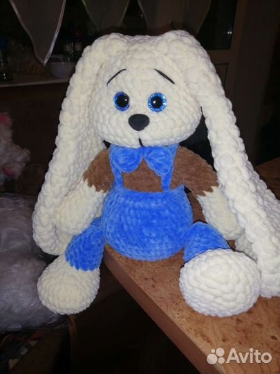 Вязаная игрушка. Зайчик-мальчик