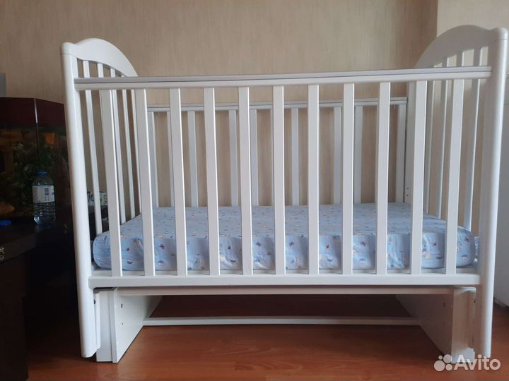 Детская кроватка с маятником