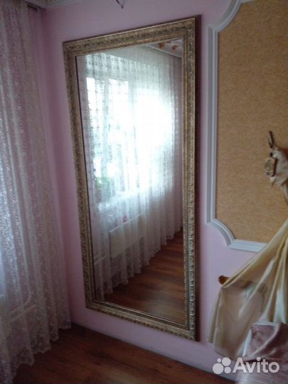 Зеркало в багетной рамке