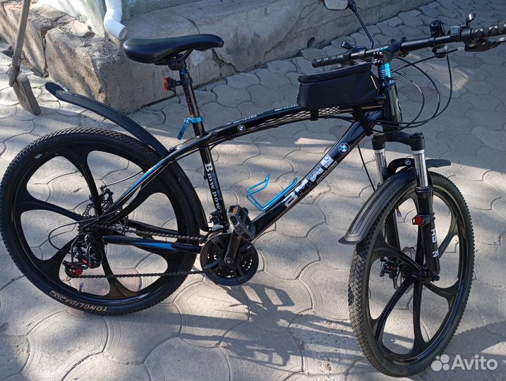 Велосипед на литых дисках BMW