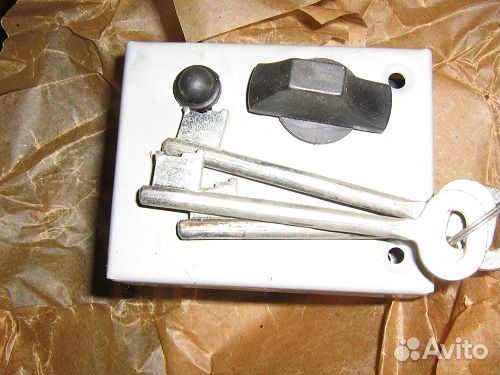 Замок дверной накладной