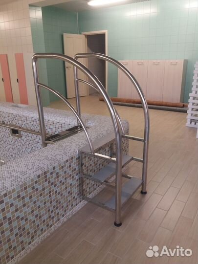 Лестница в бассейн