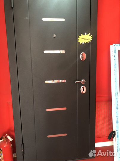 Двери с витрины новые