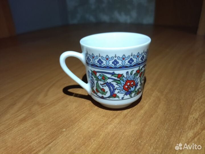 Кофейные чашки с блюдцами