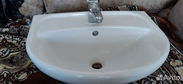 Раковина с краном