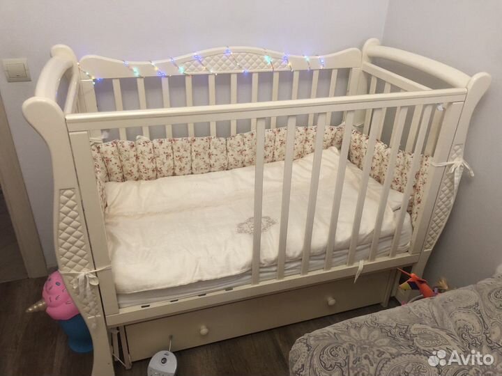 Детская кроватка и пеленальный комод