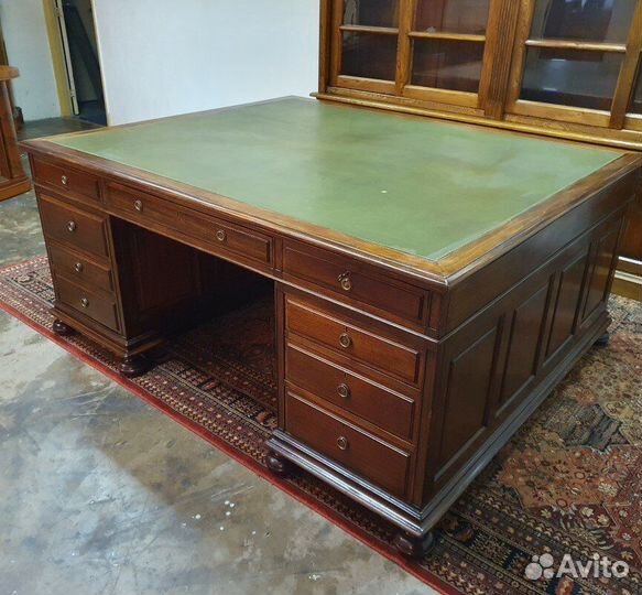 Старинный письменный стол Chesterfield