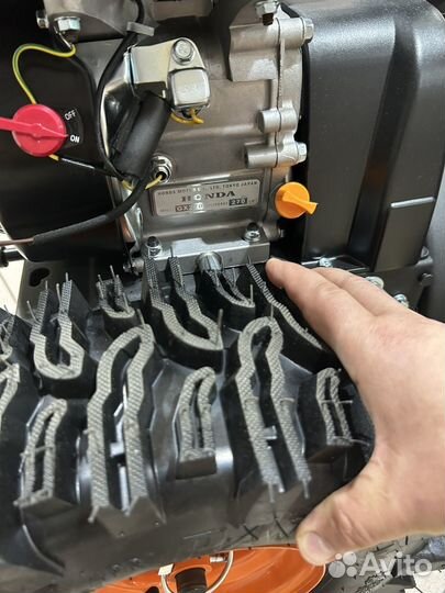 Снегоуборщик honda HSS569 GX270