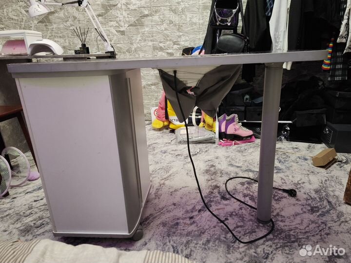 Маникюрный стол с пылесосом