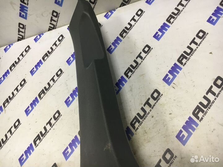 Накладка средней стойки левая Фольксваген Гольф 5