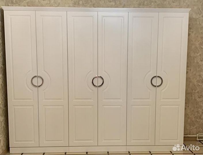 Шкаф белый