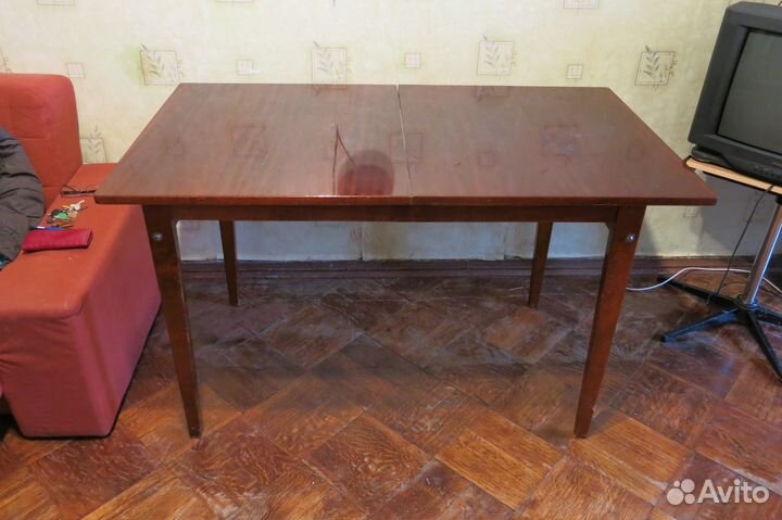 Стол обеденный раскладной. Производство Румыния