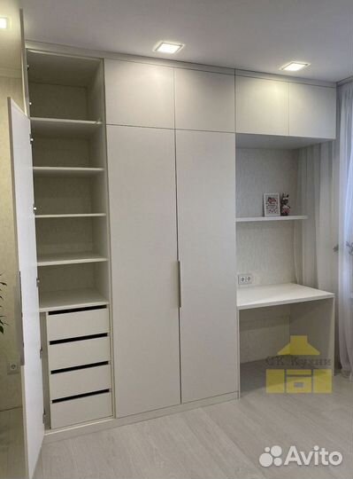 Книжный шкаф