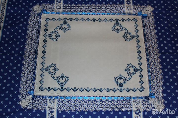 Салфетка вышитая, с кружевом и лентами