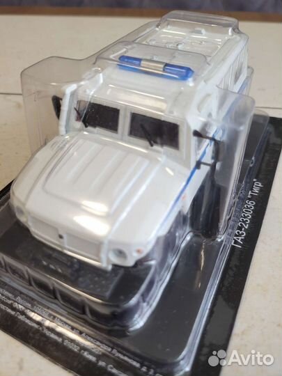 Модель автомобиля 1:43 тигр