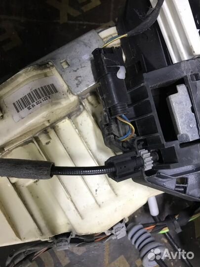 Замок двери передний правый Mercedes S-Class W221