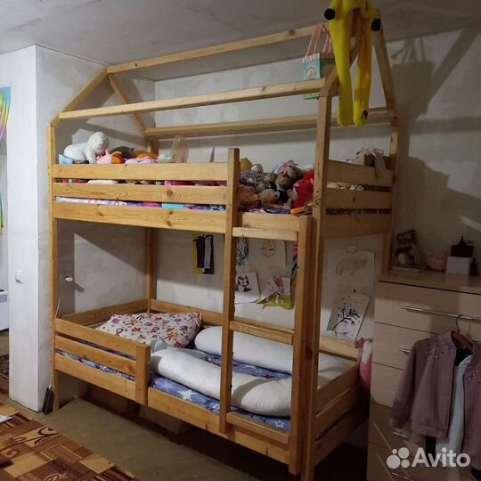 Кровать двухьярусная