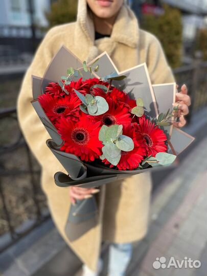 Герберы с эвкалиптом Букет цветов Доставка