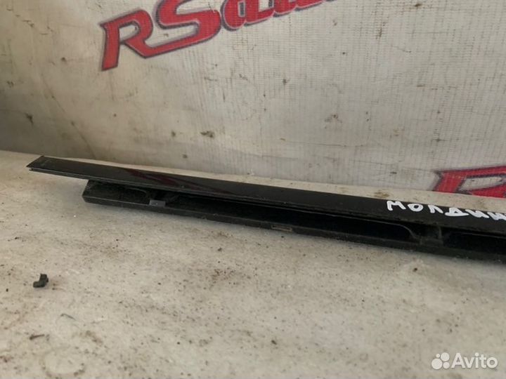 Уплотнитель стекла передний правый Toyota Alphard