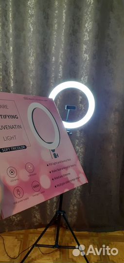 Кольцевая лампа на штативе