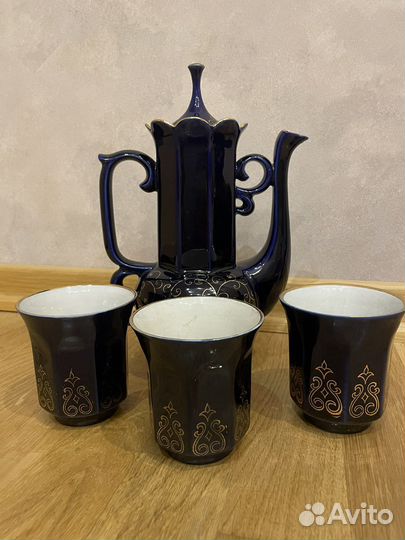 Кофейник фарфоровый с позолотой