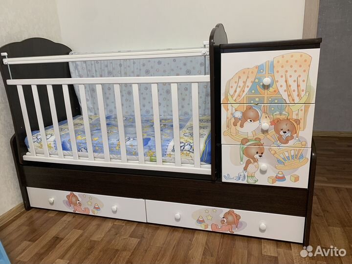 Детская кроватка с маятником