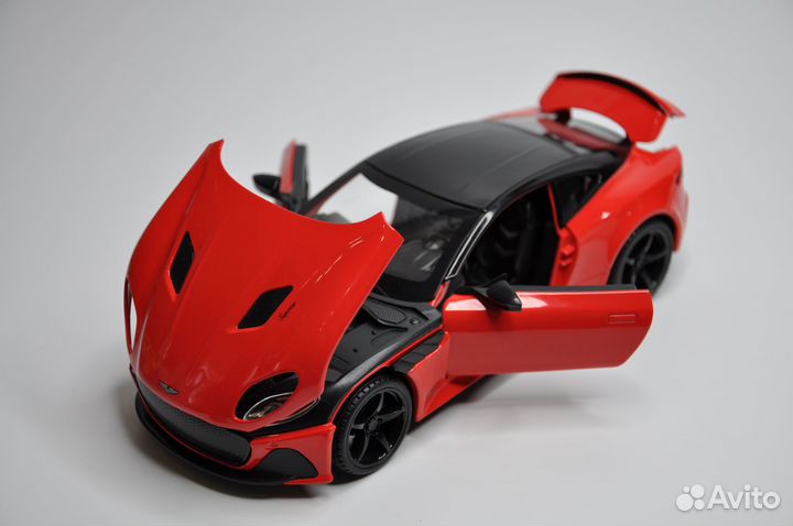 Модель автомобиля Aston Martin DBS металл