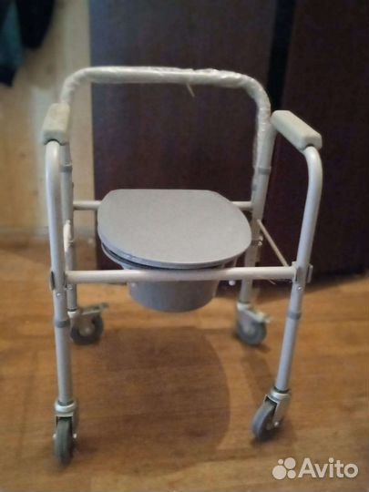 Кресло-каталка на колесах