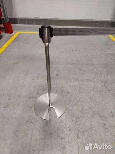 Стойка ограждения с лентой