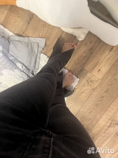 Джинсы с разрезами 26(42)