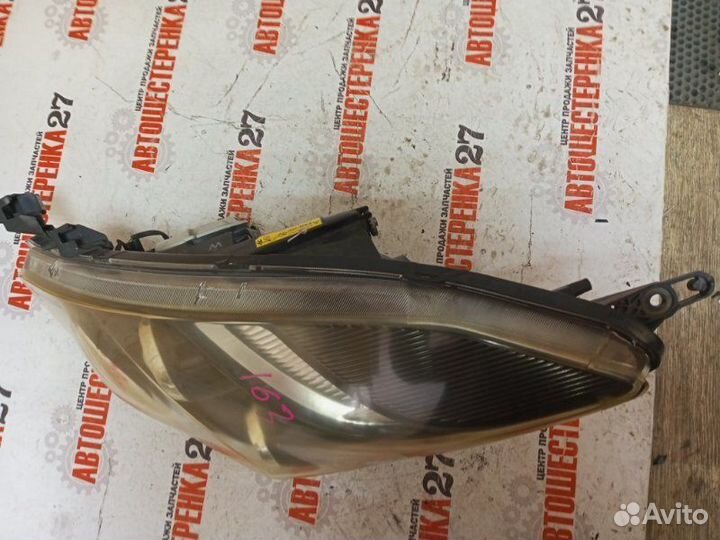 Фара левая Toyota Isis ZGM11W 3ZR-FAE 2011