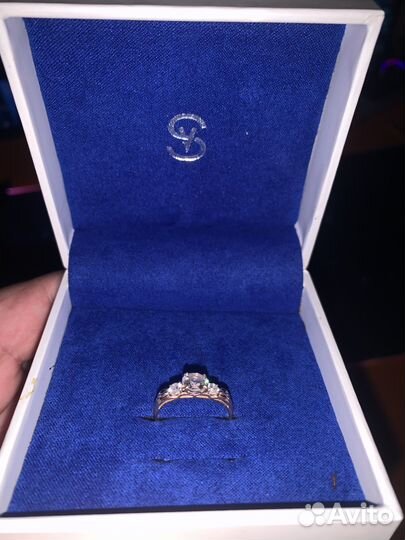 Кольцо с бриллиантом