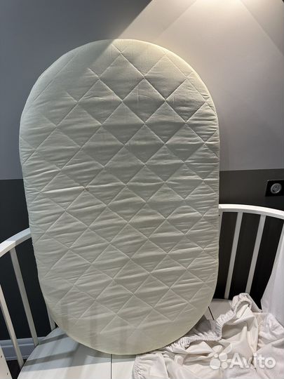 Детская кроватка с маятником