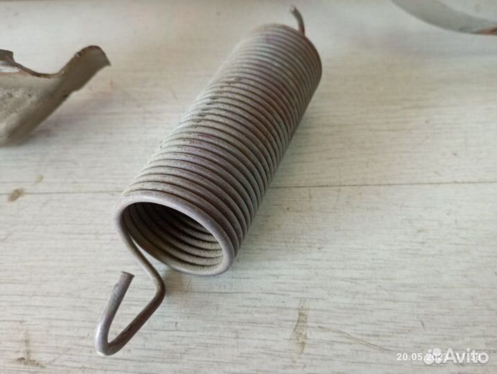 Петля крышки багажника задняя левая Mitsubishi