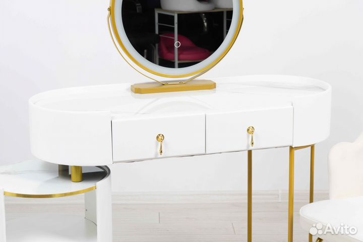 Туалетный столик. Столик с зеркалом и подсветкой