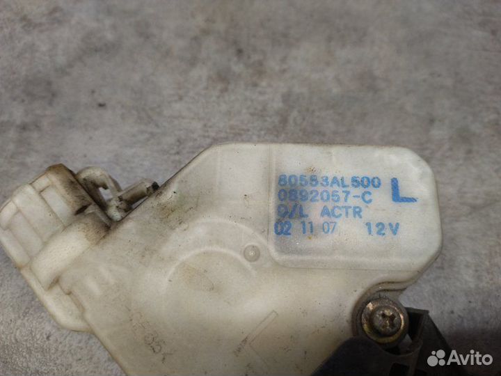 Замок боковой двери передний левый Nissan Skyline