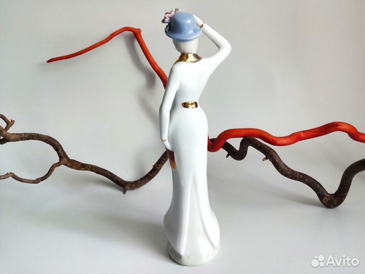 Новая фарфоровая фигурка Девушка в шляпке 22 см