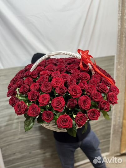 101 роза в корзине