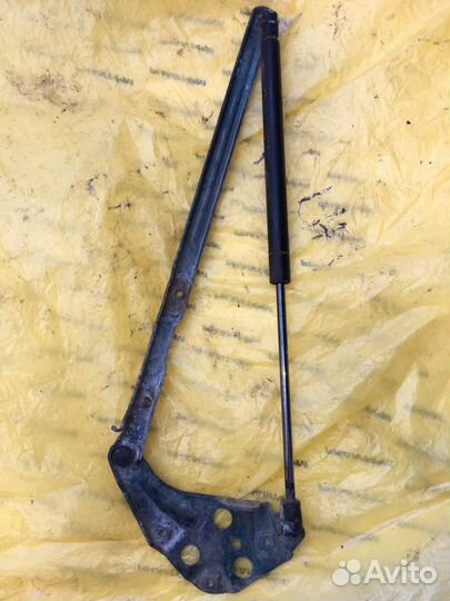 Амортизатор капота Мерседес W210