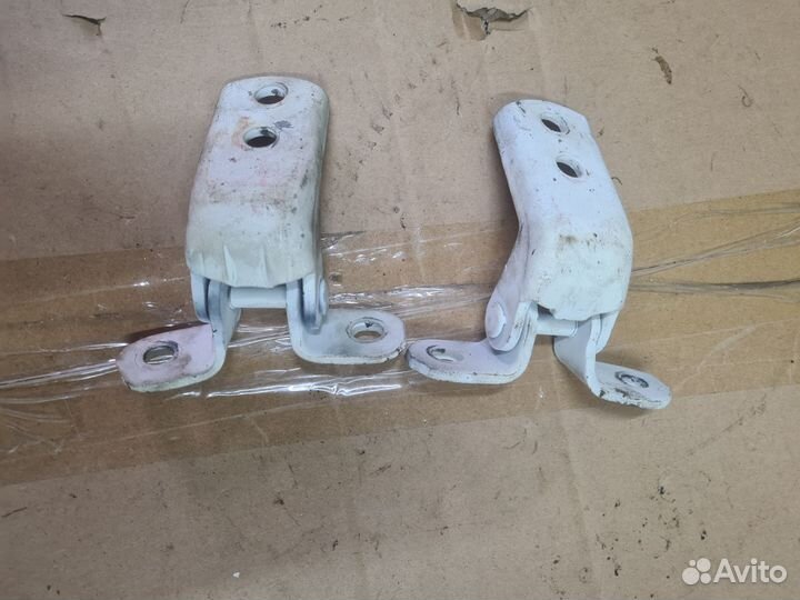 Петли передней левой двери toyota corona 190