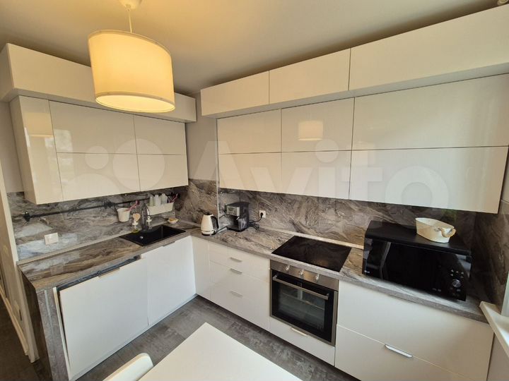 3-к. квартира, 80 м², 1/17 эт.