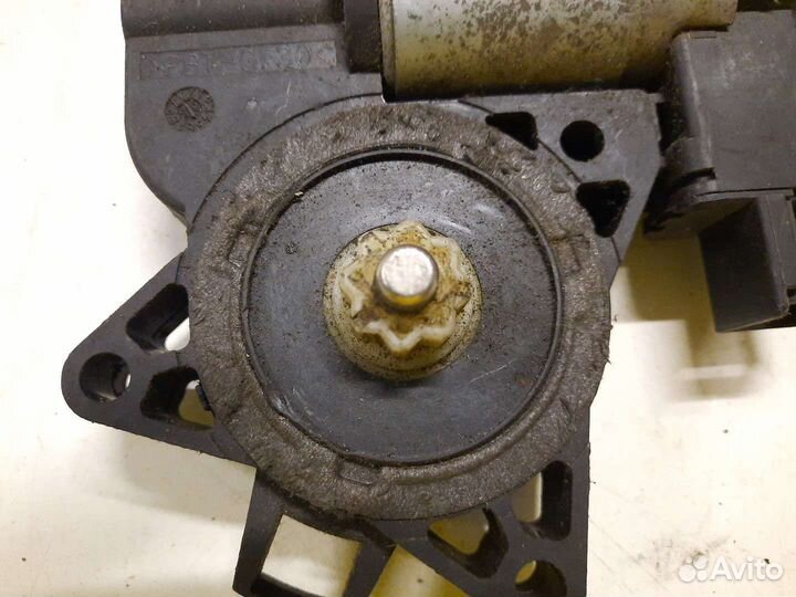 Моторчик стеклоподъемника Mazda GG