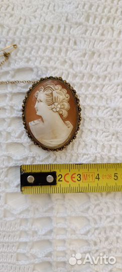 Старинная брошь Камея