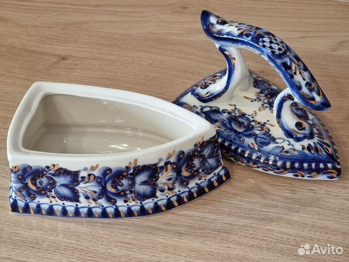 Гжель шкатулка утюжок