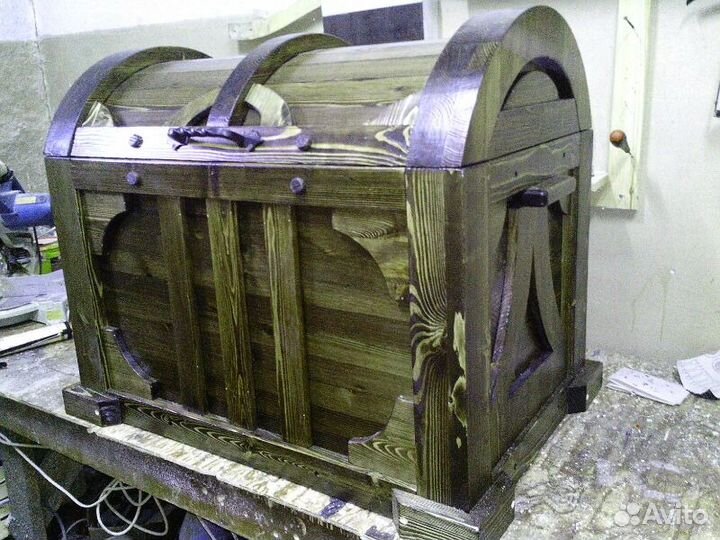 Сундук деревянный