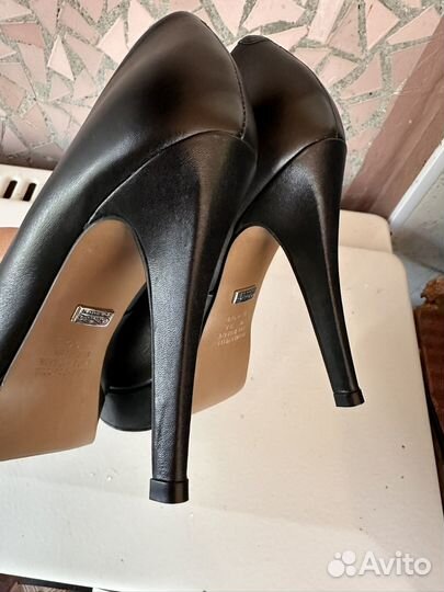 Туфли женские 36/37 черные высокий каблук