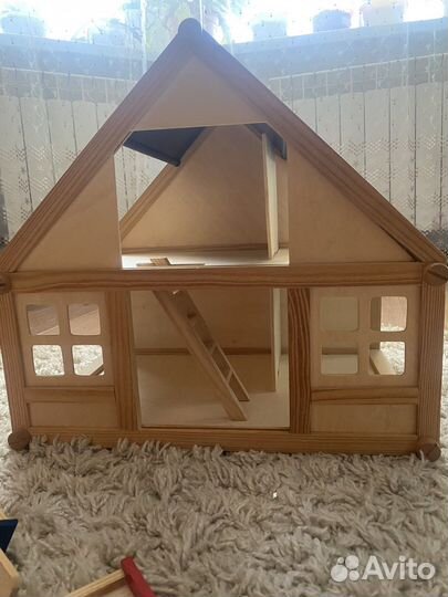 Домик деревянный с мебелью и куколками