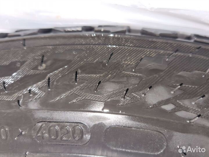 Nokian Tyres Hakkapeliitta 9 SUV 215/50 R18 92T