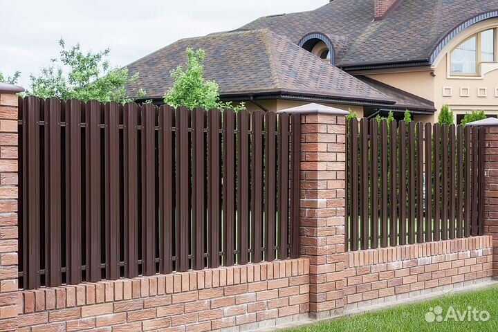 Забор из металлического штакетника под ключ